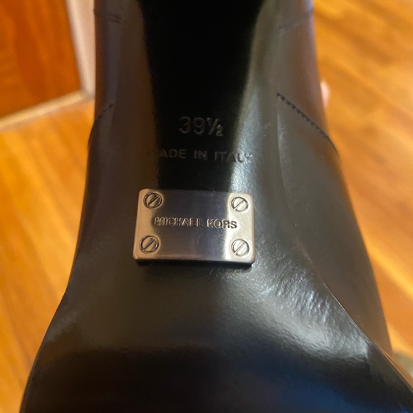 Michael Kors knee high black leather boots with block heel. Size 39 1/2. - Picture 4 of 6